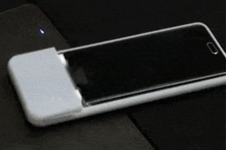 Esta funda con patas robóticas permite a tu móvil "andar" hasta llegar al cargador Esta funda con patas robóticas permite a tu móvil "andar" hasta llegar al cargador