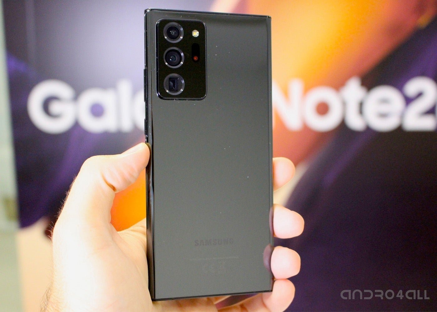 Samsung Galaxy Note20 Ultra con un póster de fondo