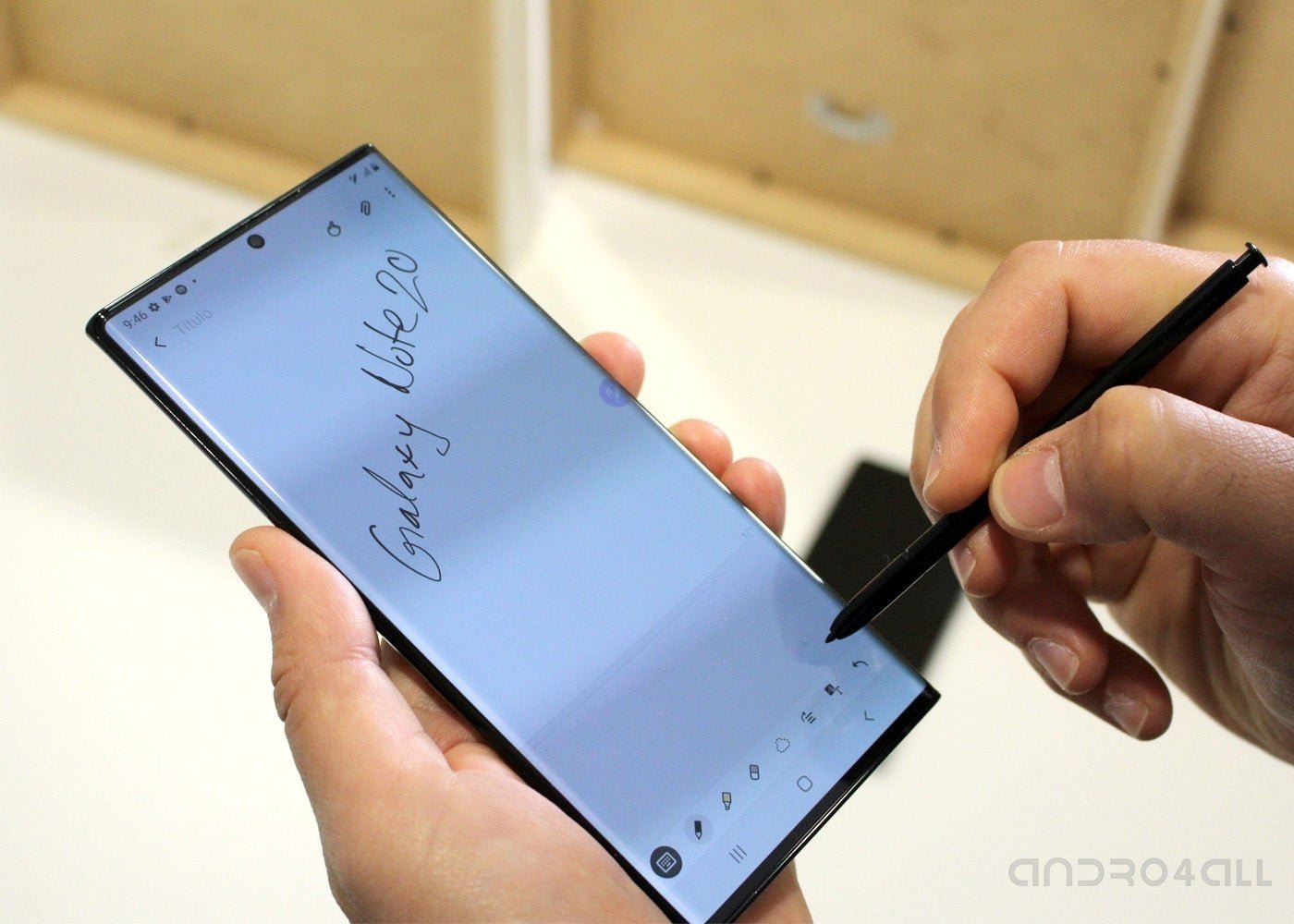 Samsung Galaxy Note20 escribiendo con el S-Pen