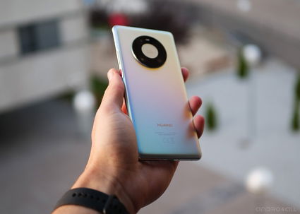 Parte trasera del Huawei Mate 40 Pro en color plata