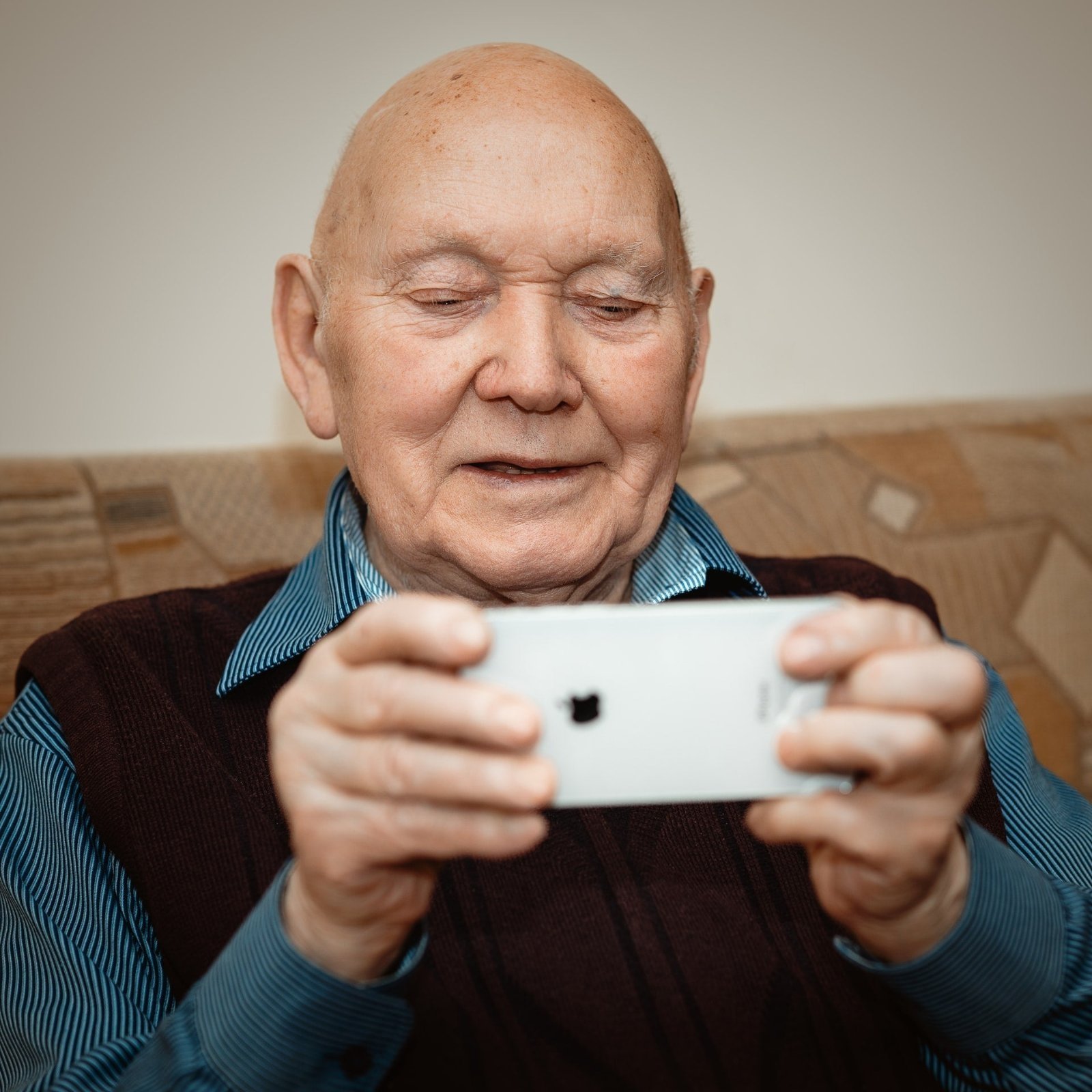 persona mayor usando un móvil