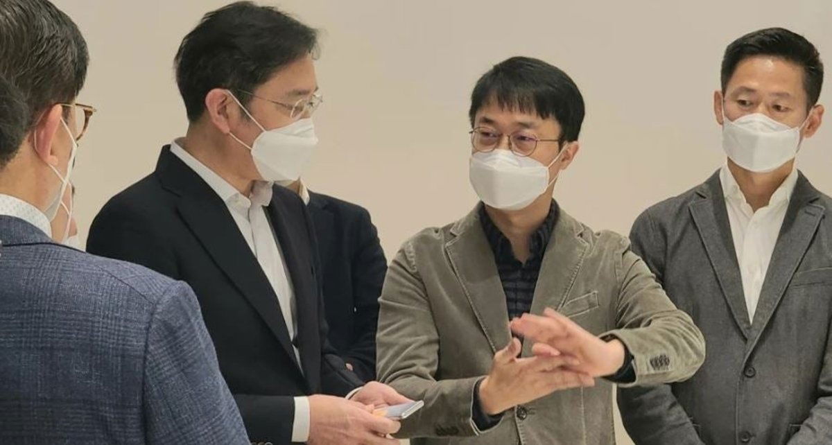 lee jae-yong con movil extensible