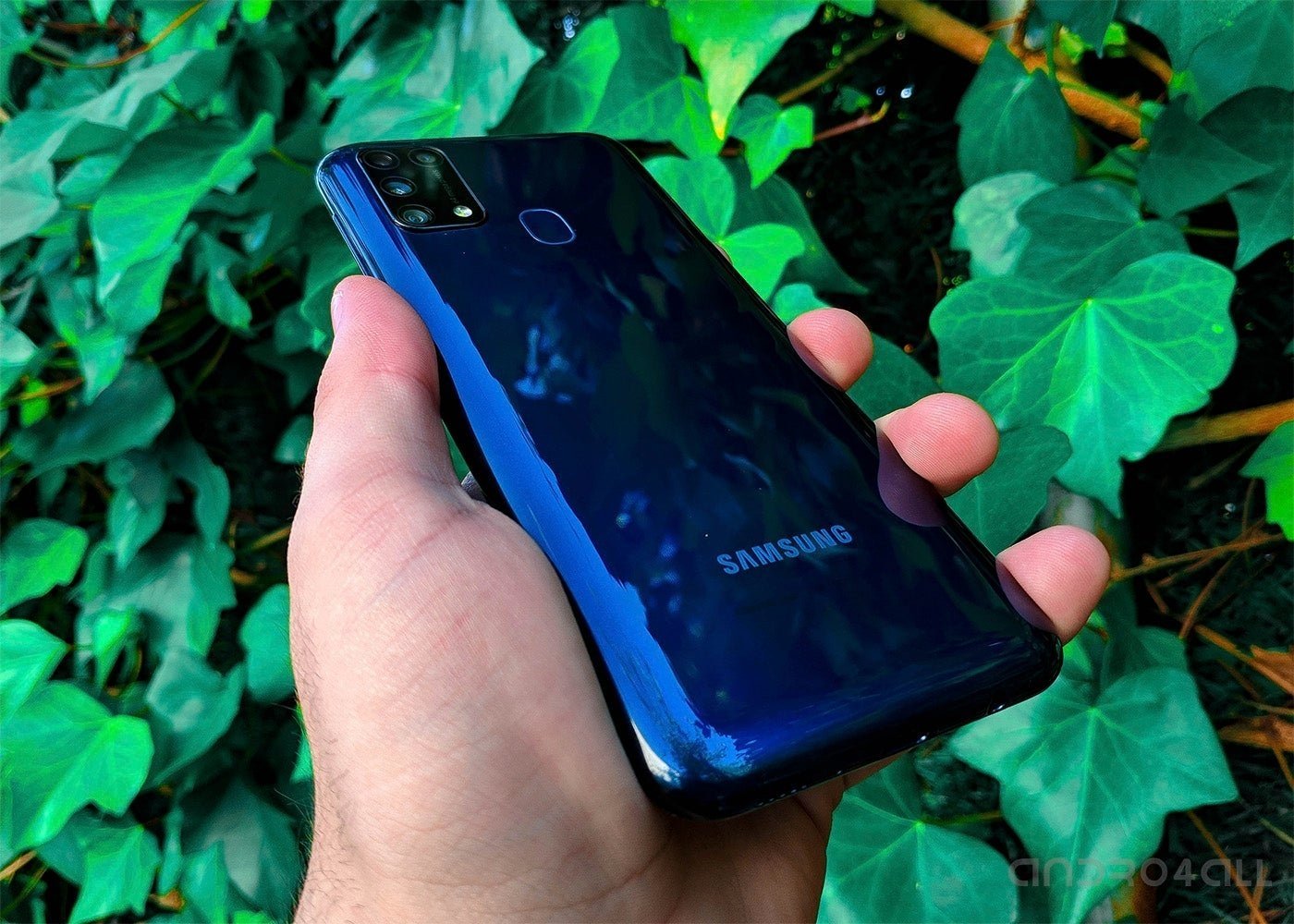 Samsung Galaxy M31 trasera inclinado