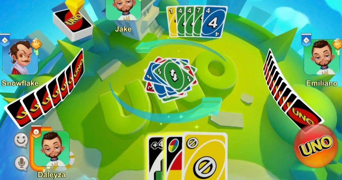 Cartas de uno y personajes alrededor de un tablero virtual verde.