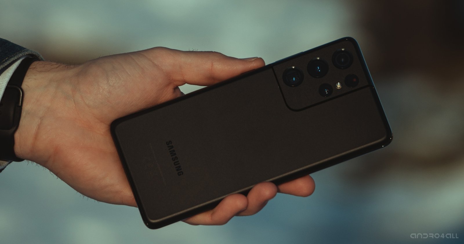 Parte trasera del Samsung Galaxy S21 Ultra en color negro
