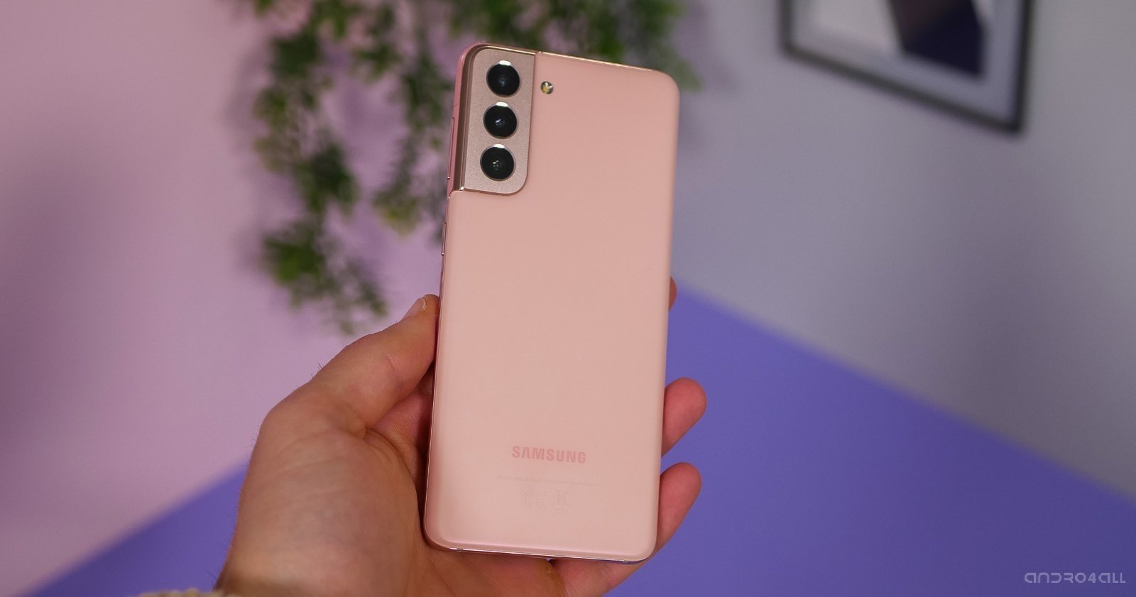 Samsung Galaxy S21 en color rosa, parte trasera