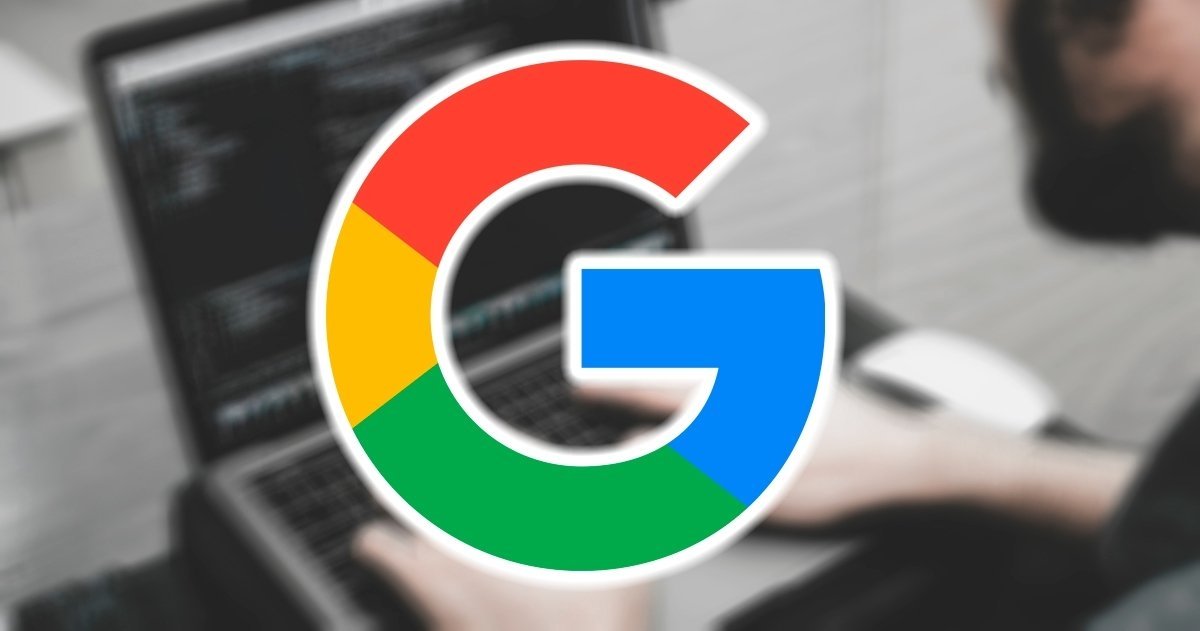Persona usando un ordenador con el logo de Google al frente