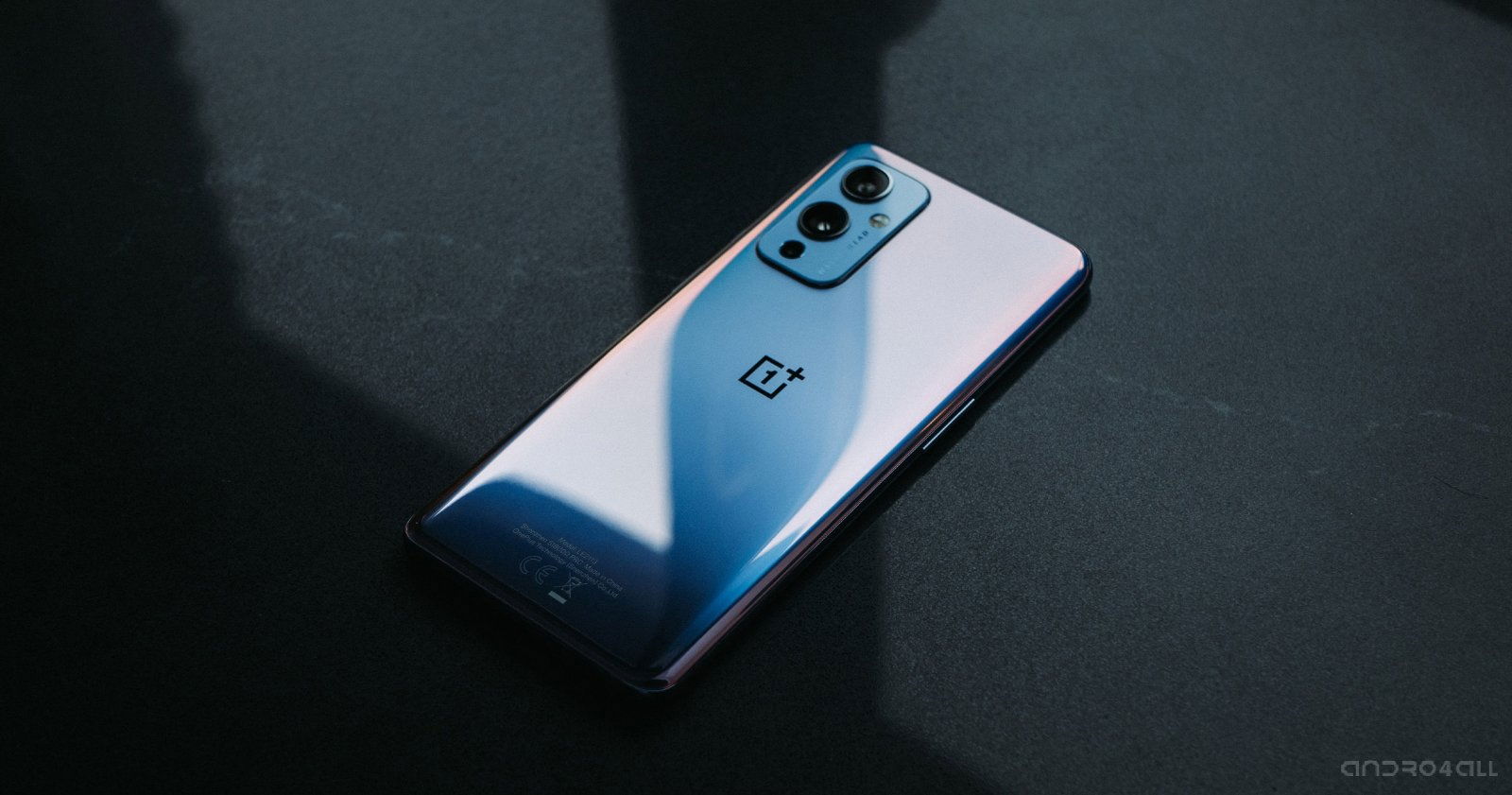 La parte trasera del OnePlus 9 brillante