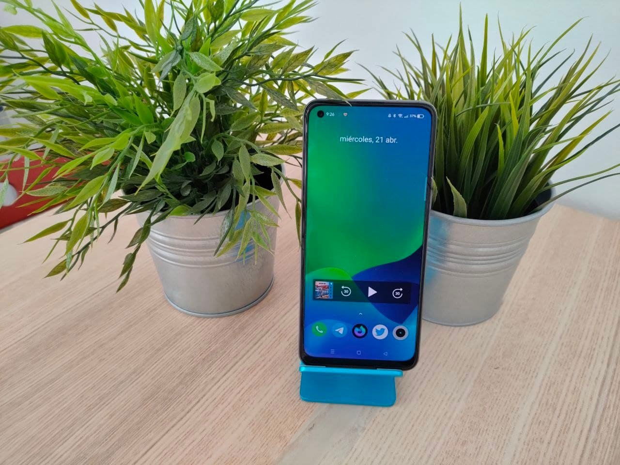 El realme 8 Pro hereda el diseño y la pantalla de su hermano mayor