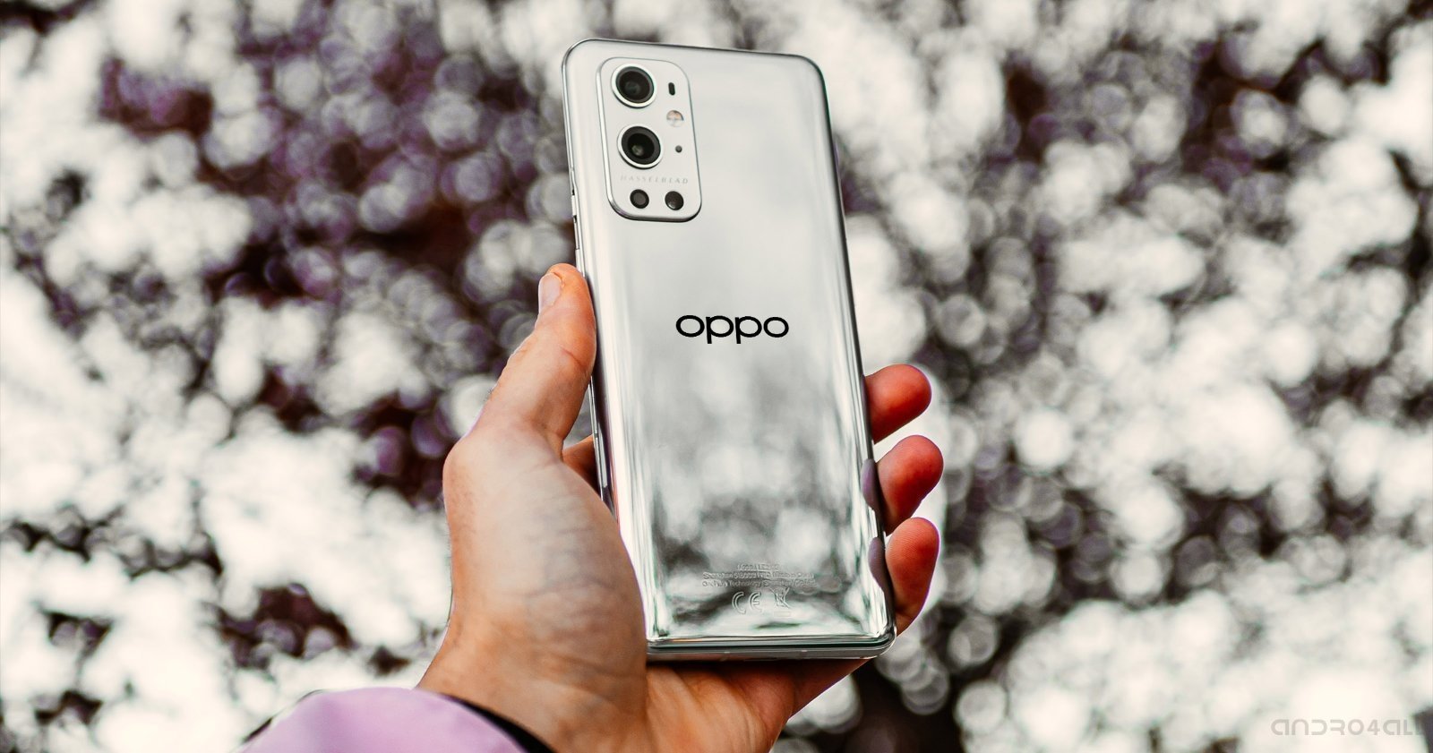 Un móvil de OnePLus con el logo de OPPO