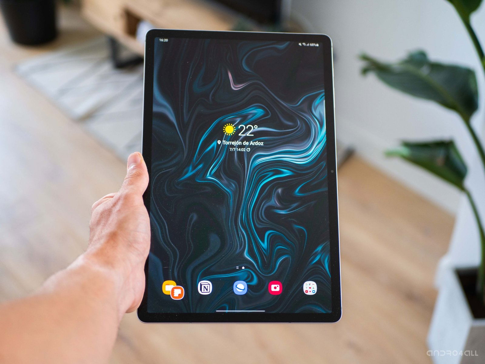 Samsung Galaxy Tab S7 en la mano