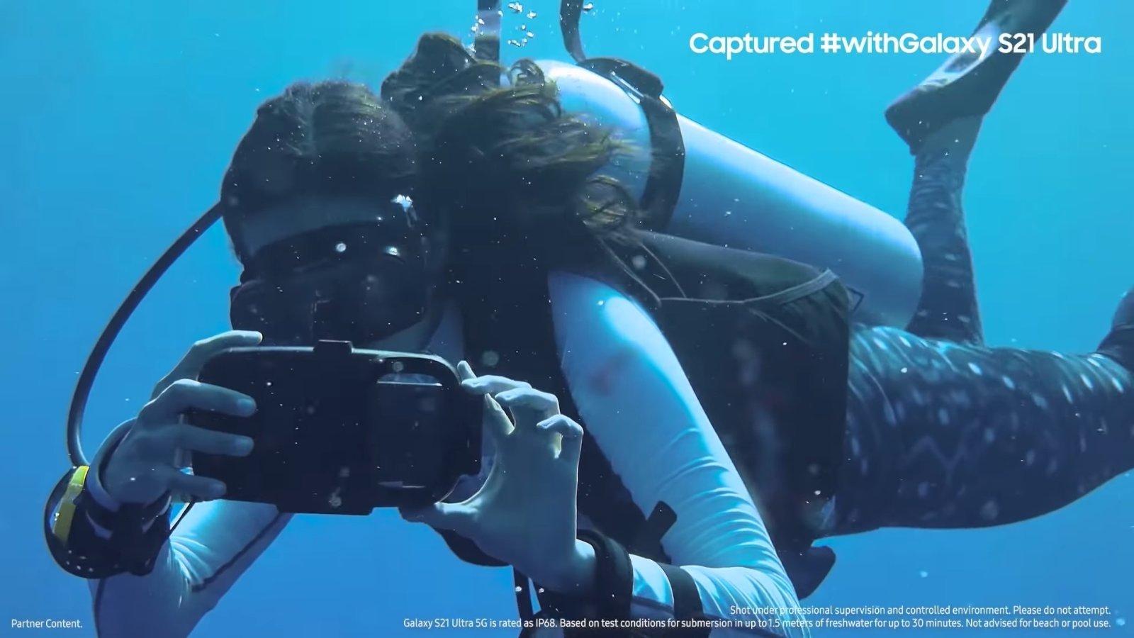 Un vídeo grabado con el Galaxy S21 bajo el agua
