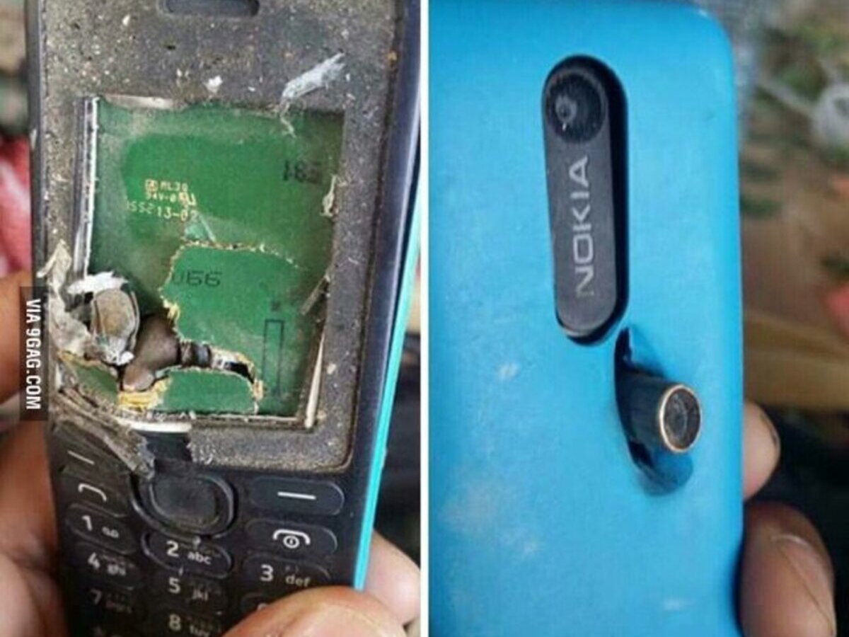 Nokia con bala incrustada