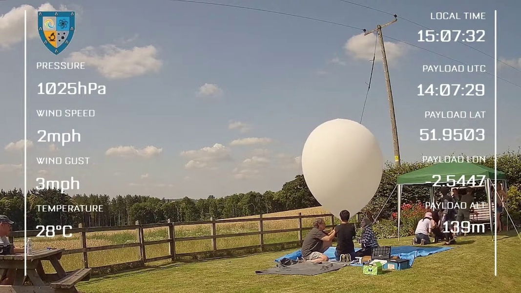 CAT envía móviles ultrarresistentes al espacio