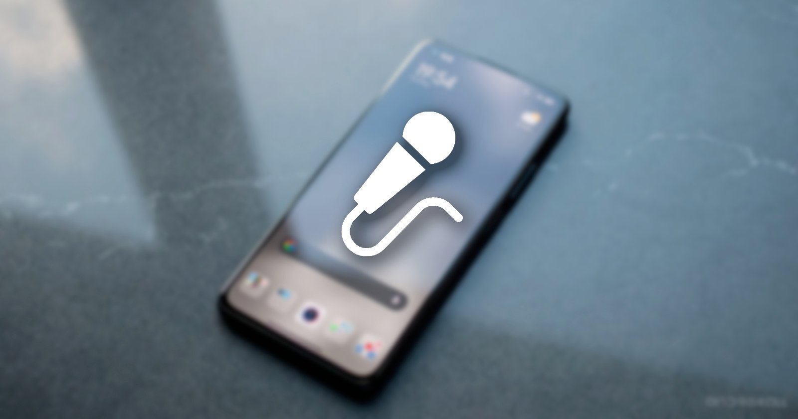 Móvil Xiaomi con icono de micrófono