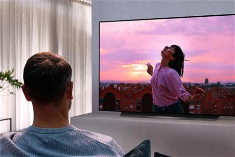 Precio mínimo histórico para esta gigantesca televisión de LG: negro puro y 1000 euros de descuento