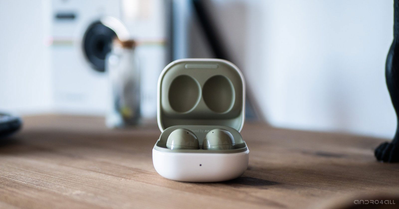 Samsung Galaxy Buds 2 verdes dentro de su estuche