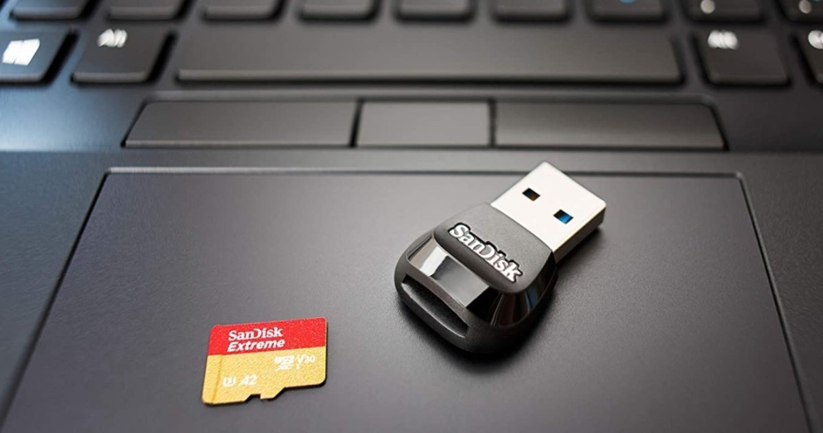 Tarjeta microSD SanDisk Extreme junto a un adaptador