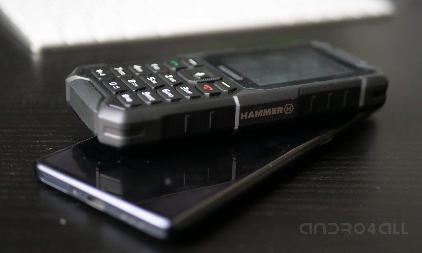 HAMMER 5 Smart junto a móvil normal