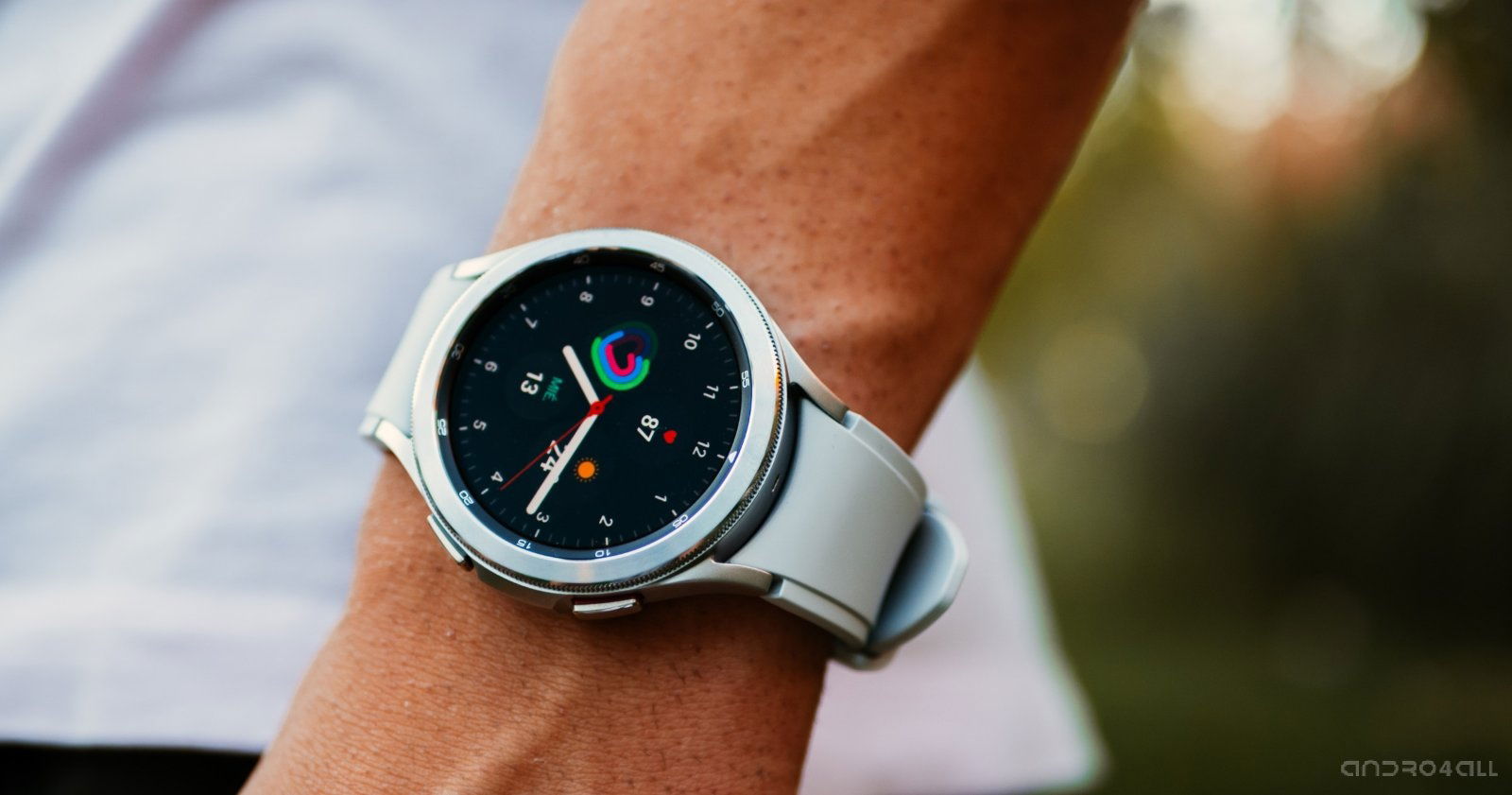 Samsung Galaxy Watch4 Classic en la muñeca