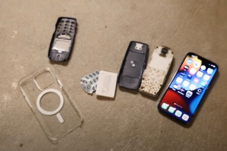 El iPhone 13 consigue superar al Nokia 3310 en una loquísima prueba de resistencia