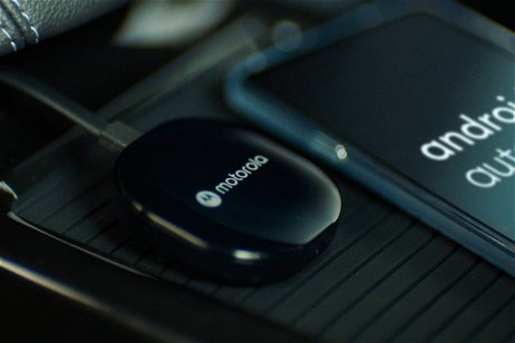 Motorola lanza un pequeño aparato para tener Android Auto sin cables a cualquier coche por menos de 90 euros