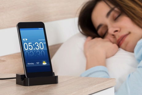 Por qué no deberías cargar tu móvil mientras duermes: un estudio apunta a que podría alterar tu metabolismo