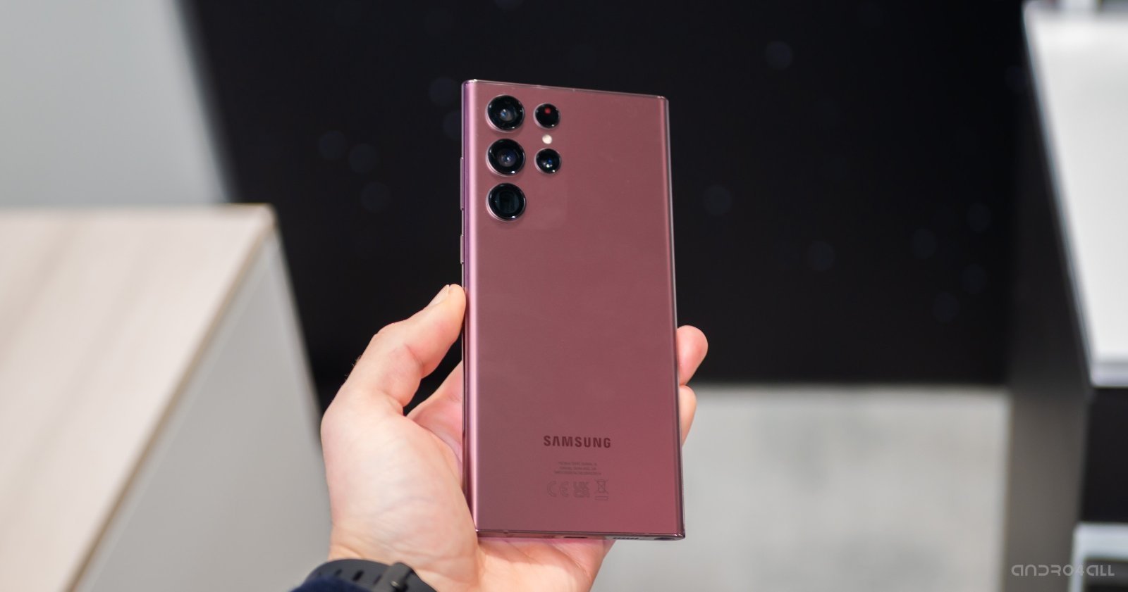 Samsung Galaxy S22 Ultra 5G en la mano