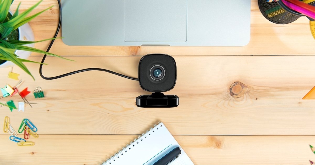 Webcam sobre mesa de madera