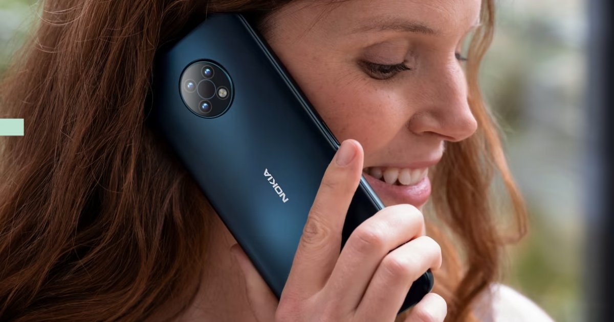 Persona hablando por teléfono con el Nokia G50