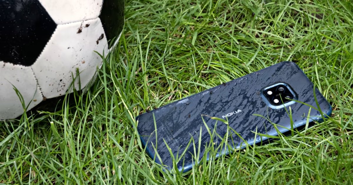 Nokia XR20 azul sobre hierba
