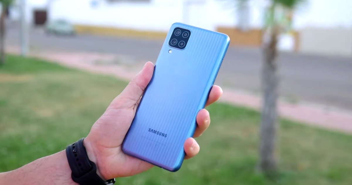 Samsung Galaxy M12 en la mano