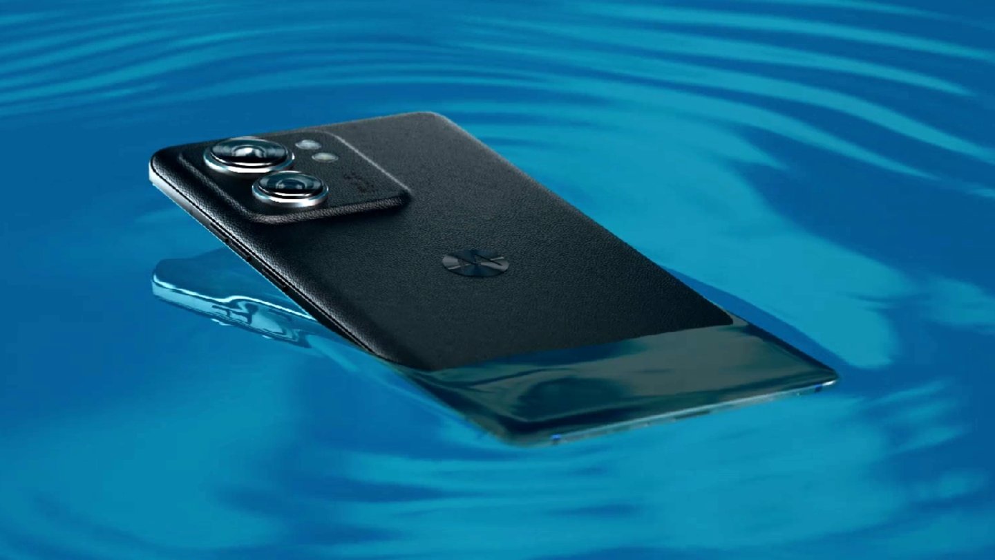 Motorola Edge 40 en el agua