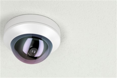 Seguridad privada vs instalar una webcam inteligente: qué ganas y qué pierdes