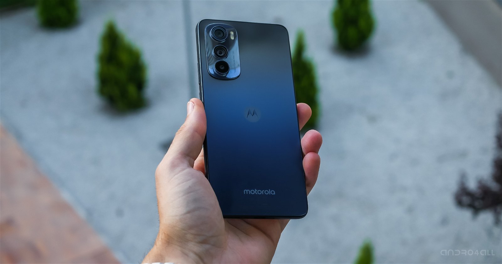 Motorola Edge 30 en la mano