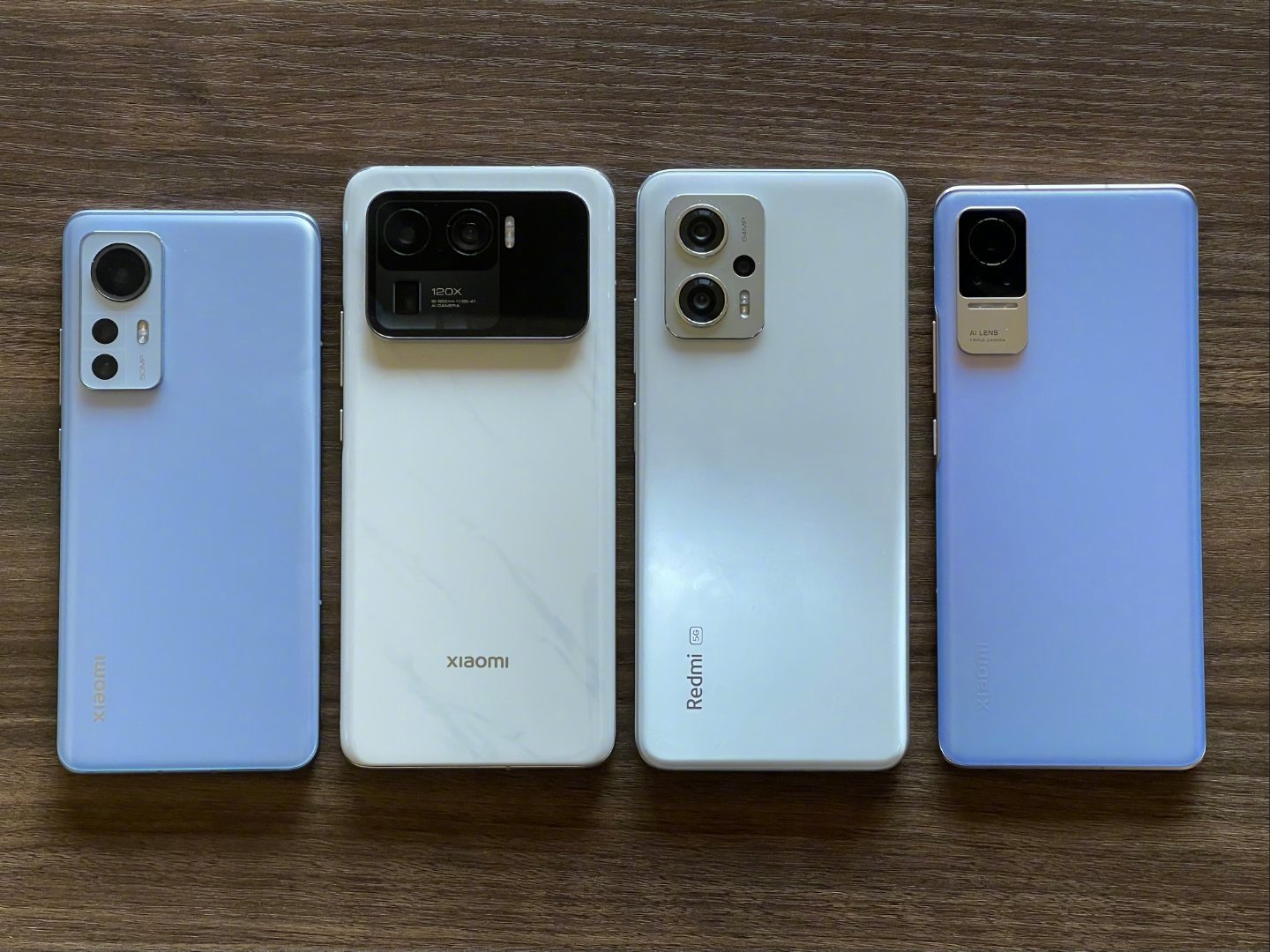 Cuatro móviles Xiaomi sobre una mesa.