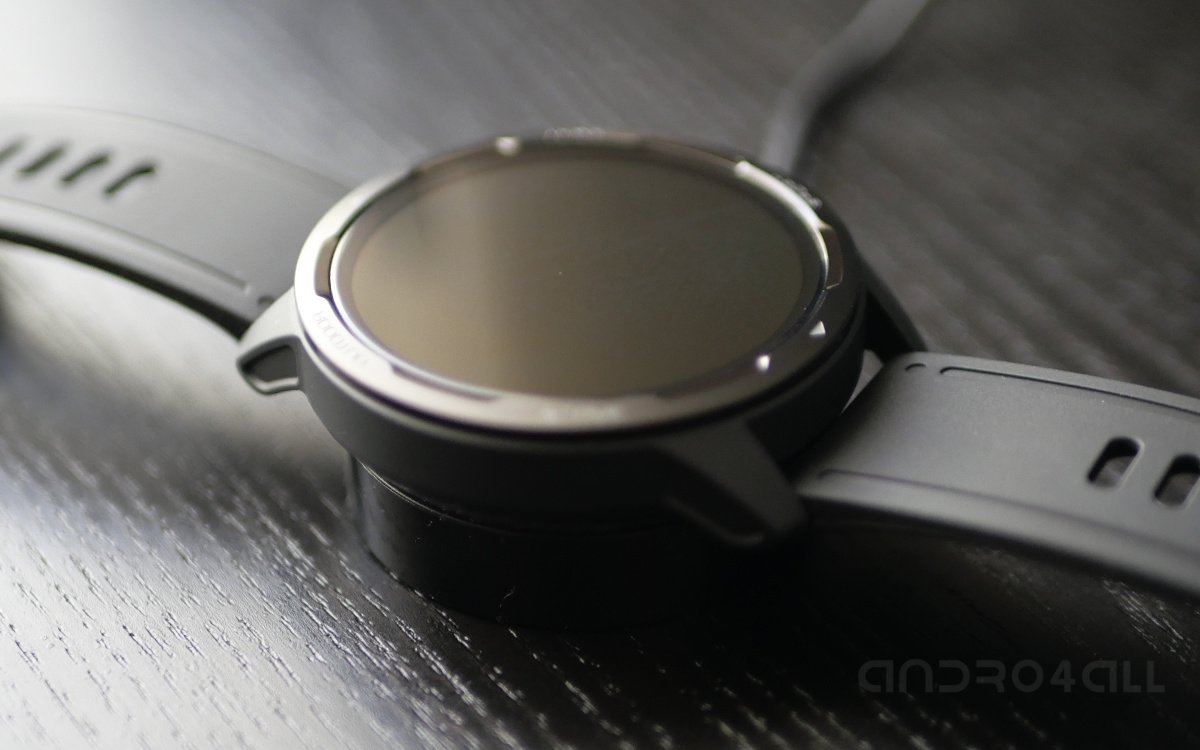 Xiaomi Watch S1 Active sobre base de carga
