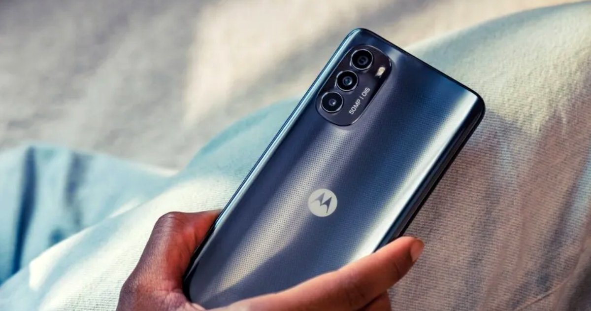 Motorola Moto G82 en la mano