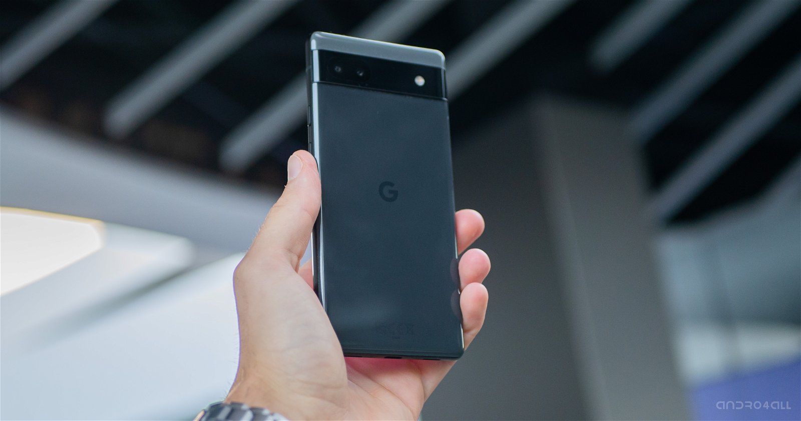 Google Pixel 6a en la mano