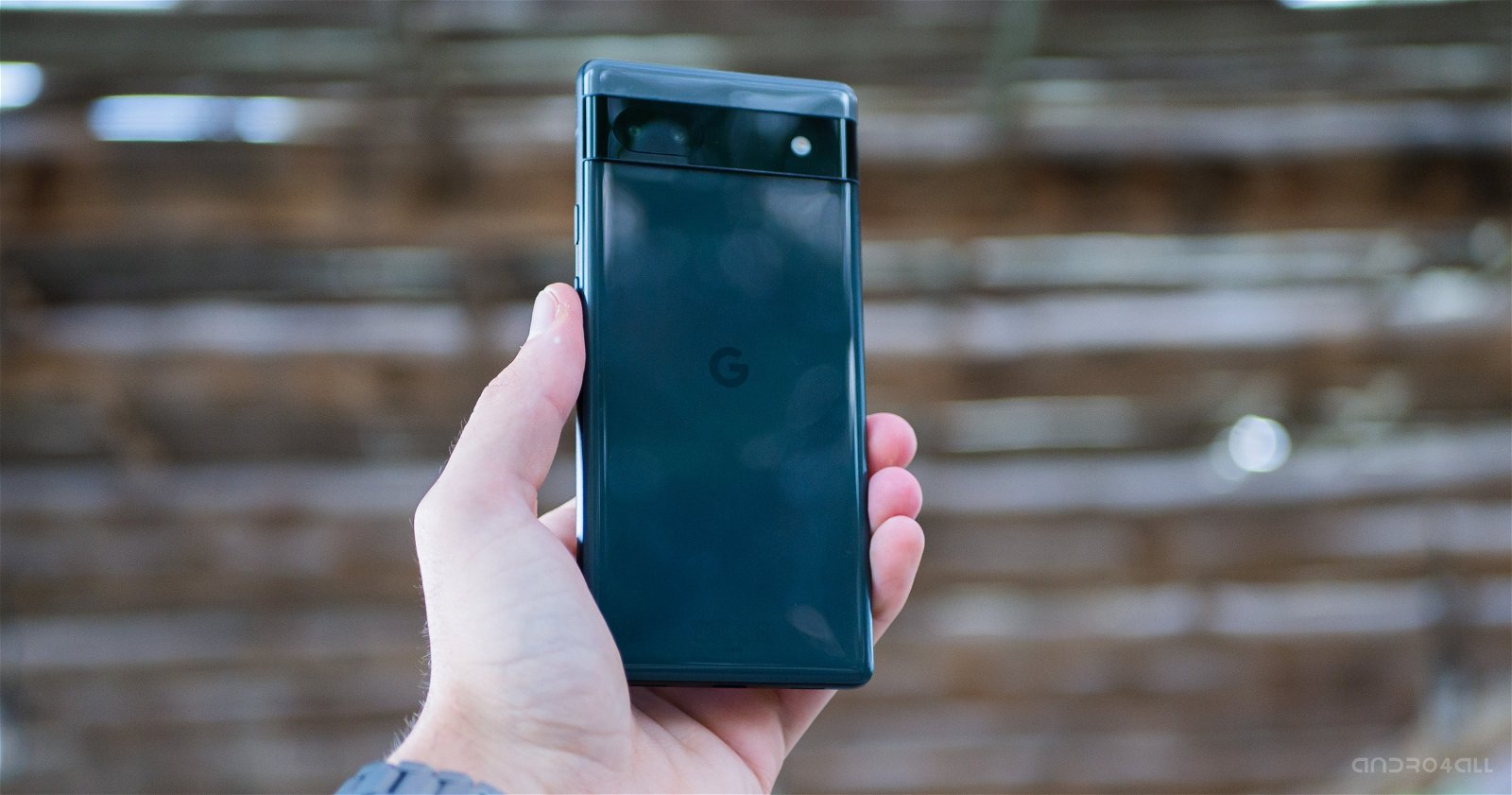 Google Pixel 6a negro en la mano