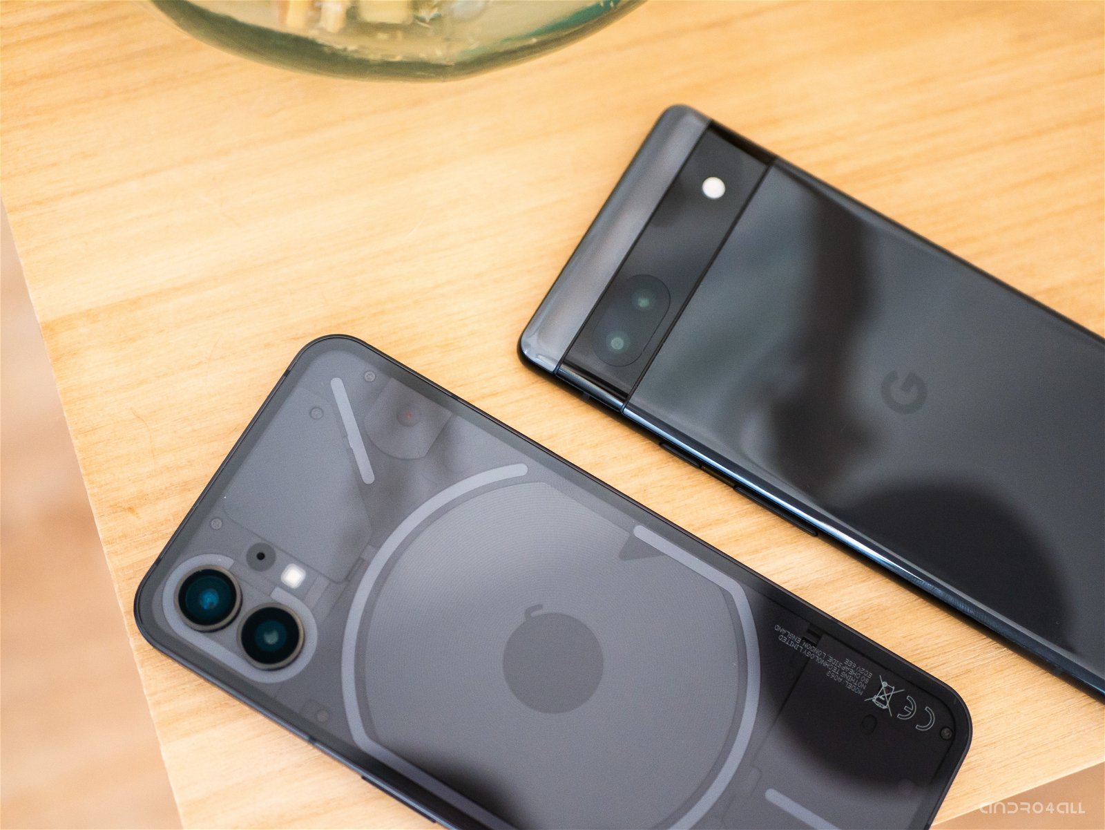 Parte trasera Pixel 6a y Nothing Phone 1