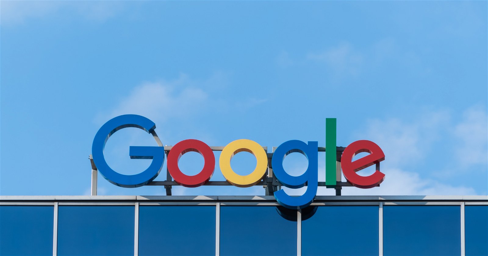 Letras del logo de Google sobre un edificio.
