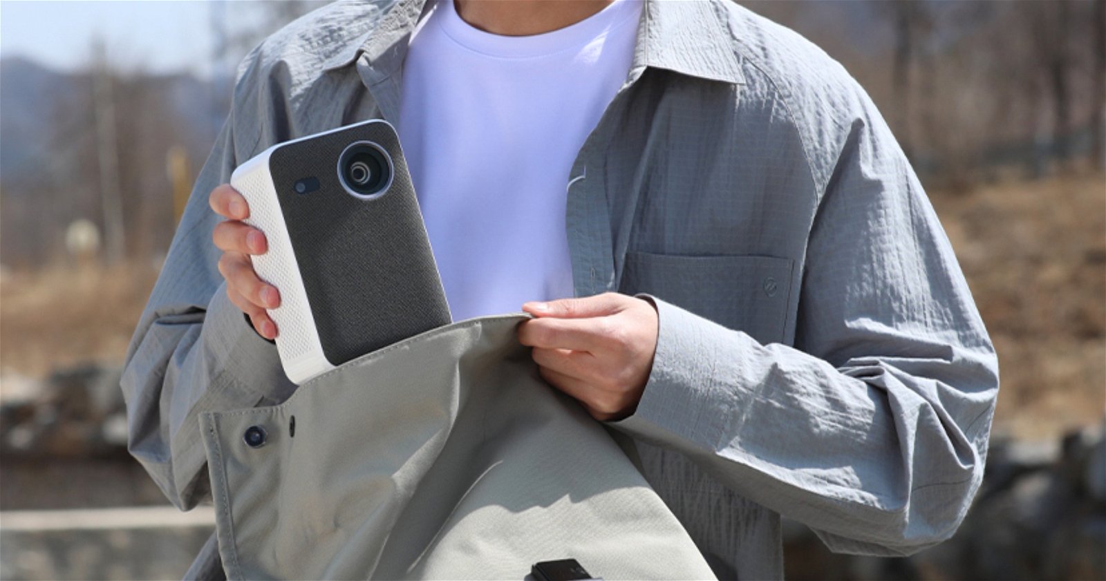 Proyector Mini de Xiaomi en una mochila