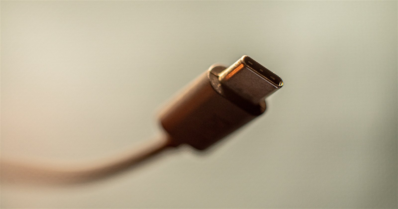 Uso de Android Auto mediante una conexión USB (si se admite conectividad  por cable)