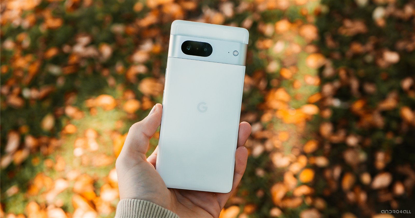 Google Pixel 7 en la mano, blanco