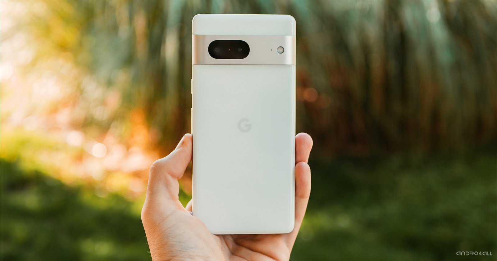 Google Pixel 7 en la mano, color blanco