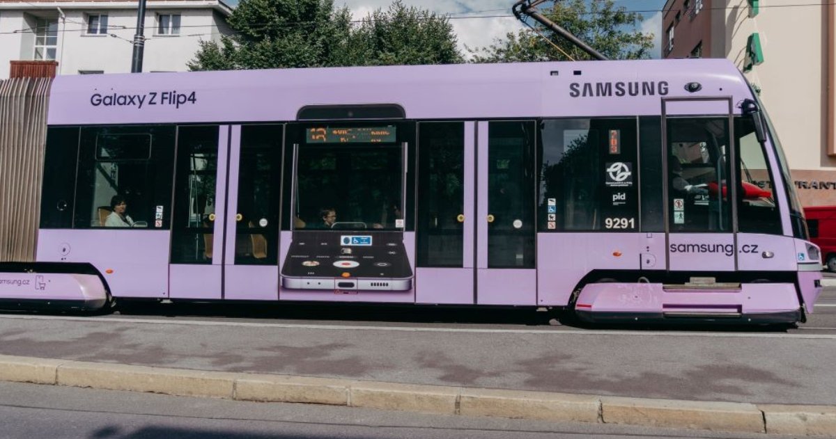 Publicidad del Samsung Galaxy Z Flip 4 en un autobús