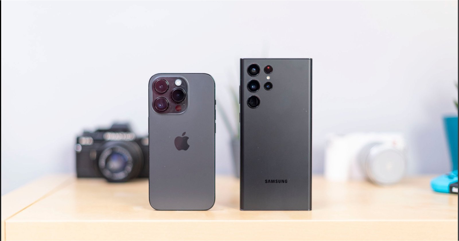 Samsung Galaxy S22 Ultra vs iPhone 14 Pro negro