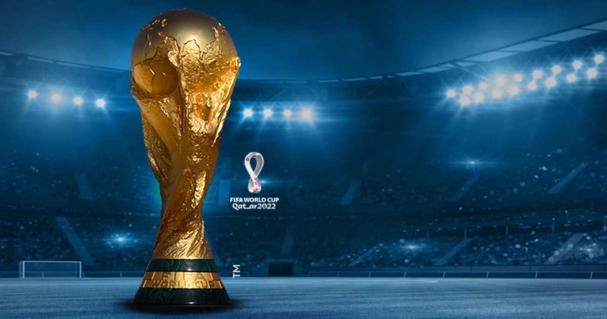 Copa del Mundo de fútbol junto al logo de Qatar 2022
