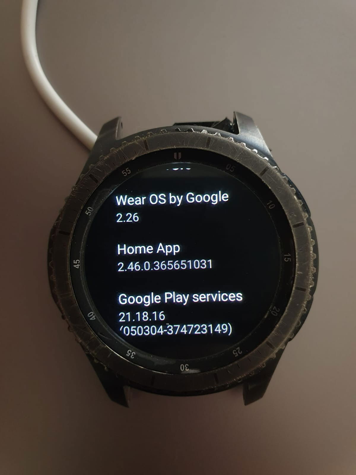 Instala WearOS en un smartwatch Samsung de hace 6 anos y el resultado es cuanto menos curioso